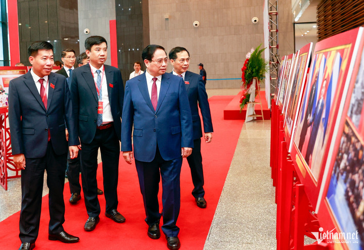 Thủ tướng và các đại biểu xem triển lãm ảnh về thành tựu đối ngoại.