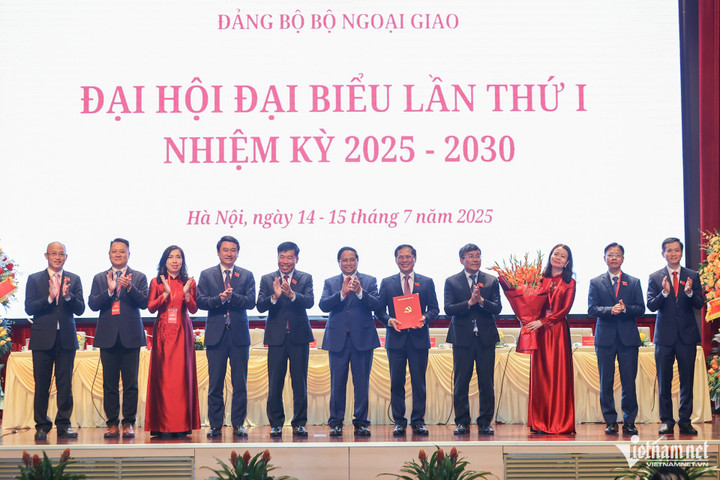 Thủ tướng chúc mừng Phó Thủ tướng, Bộ trưởng Ngoại giao Bùi Thanh Sơn giữ chức Bí thư Đảng ủy Bộ Ngoại giao nhiệm kỳ 2025-2030 và các Phó Bí thư Đảng ủy.