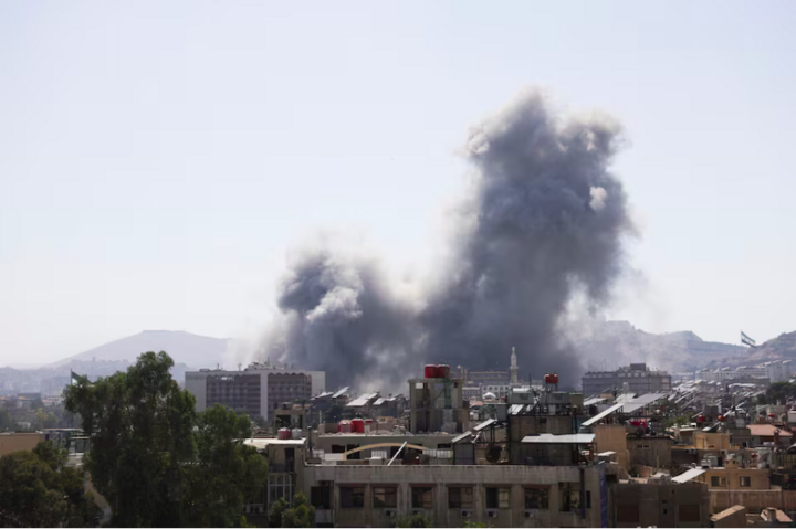 Khói bốc lên từ một tòa nhà sau các cuộc tấn công vào Bộ Quốc phòng Syria ở Damascus, Syria, ngày 16/7. (Ảnh: Reuters)