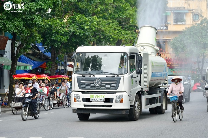 Những chiếc xe phun sương từ độ cao 45m được dân mạng hào hứng chia sẻ. (Nguồn: Theanh28 Trending)