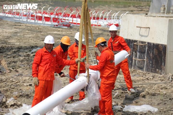Trên công trường nắng gắt, những người công nhân vẫn miệt mài thi công.