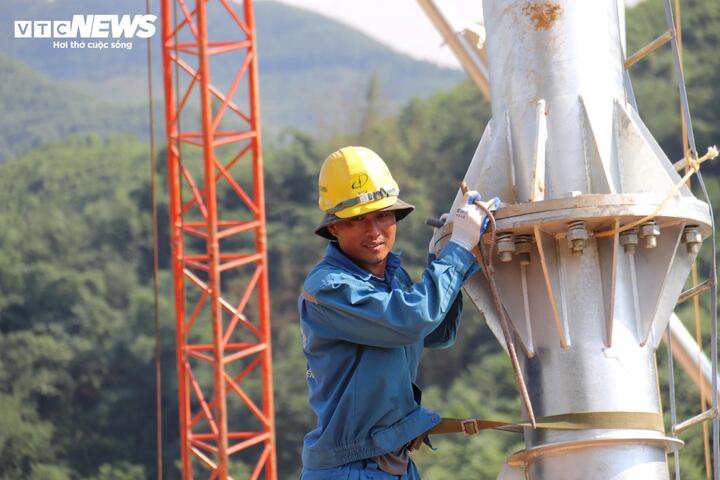 Người lao động với tinh thần "vượt nắng, thắng mưa" quyết tâm tăng tốc hoàn thành Dự án đường dây 500kV Lào Cai - Vĩnh Yên.