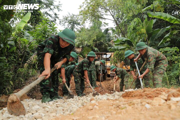 Bộ đội Quân khu 2 sửa đường, vận chuyển vật liệu, hỗ trợ Dự án đường dây 500kV Lào Cai - Vĩnh Yên.
