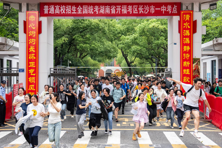 Hàng nghìn học sinh Trung Quốc tham dự kỳ thi tuyển sinh đại học vào tháng 6. (Ảnh: Xinhua)