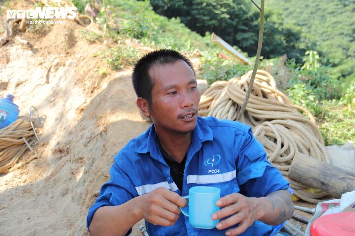 Anh Nguyễn Đức Sơn tranh thủ giây phút ít ỏi để nghỉ ngơi trên công trường.