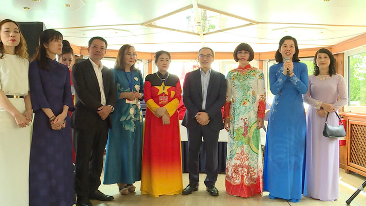 Các đại biểu phát biểu tại cuộc gặp mặt. (Ảnh: VOV Berlin)