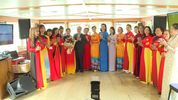 Các đại biểu tại châu Âu và Việt Nam tham dự buổi gặp mặt. (Ảnh: VOV Berlin)