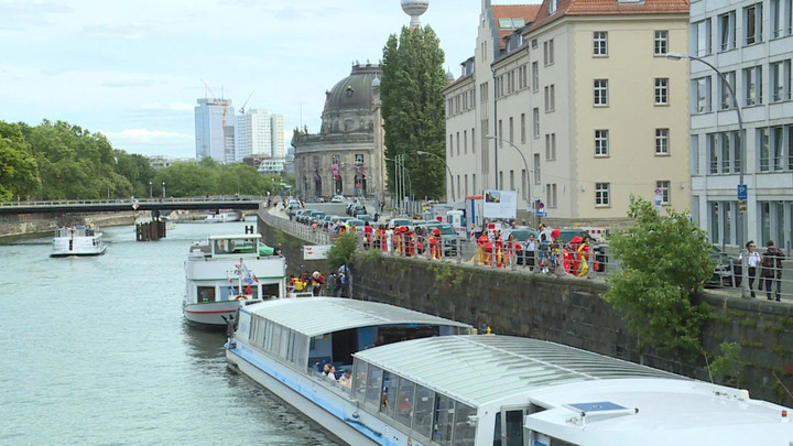 Những tà áo Việt Nam tung bay tại Berlin, Đức.