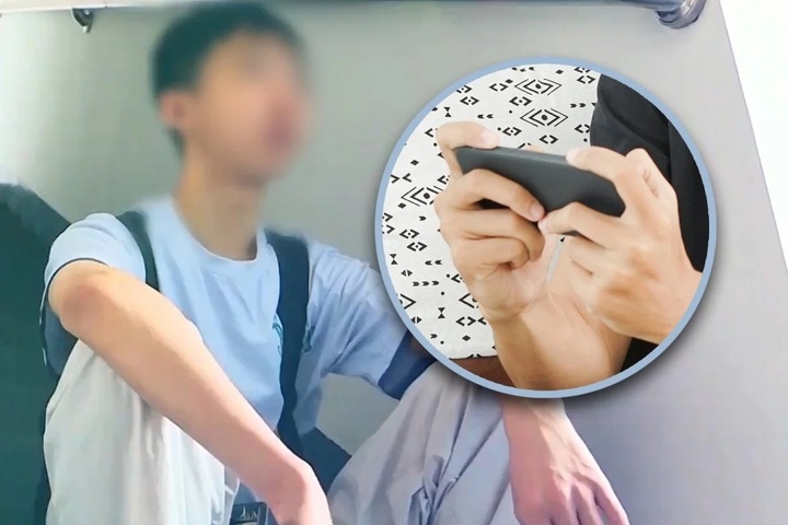 Xiaokai gọi đến Đài truyền hình Hồ Nam để cầu cứu sau khi phát hiện mình không thể về nhà vì bố mẹ đã thay đổi mật mã cửa. (Ảnh: Baidu)