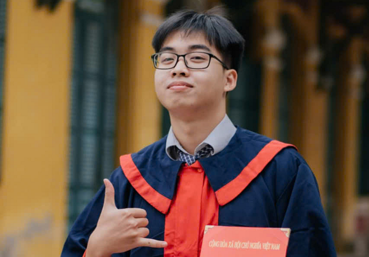 Em Nguyễn Việt Hưng, thủ khoa khép khối A01 và D01 năm 2025.
