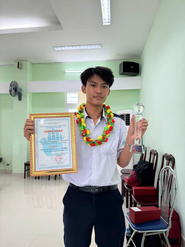 Lâm Minh Huy – học sinh lớp 12 Toán 1, Trường THPT chuyên Lương Văn Chánh, tỉnh Đắk Lắk là một trong 10 Á khoa toàn quốc khối A00 (Ảnh: NVCC)