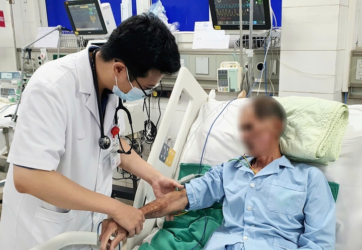 Bác sĩ kiểm tra các vết xuất huyết trên da bệnh nhân. (Ảnh: Nguyên Hà)