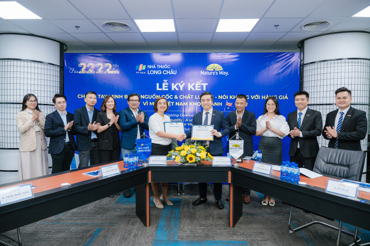 Đại diện Nature's Way - Úc cùng nhà thuốc Long Châu tại sự kiện.