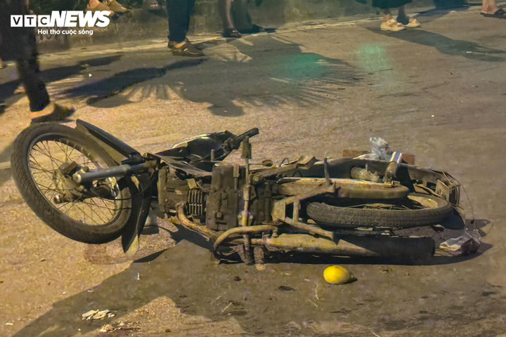 Nhiều xe máy bị hất tung, nằm la liệt trên mặt đường.