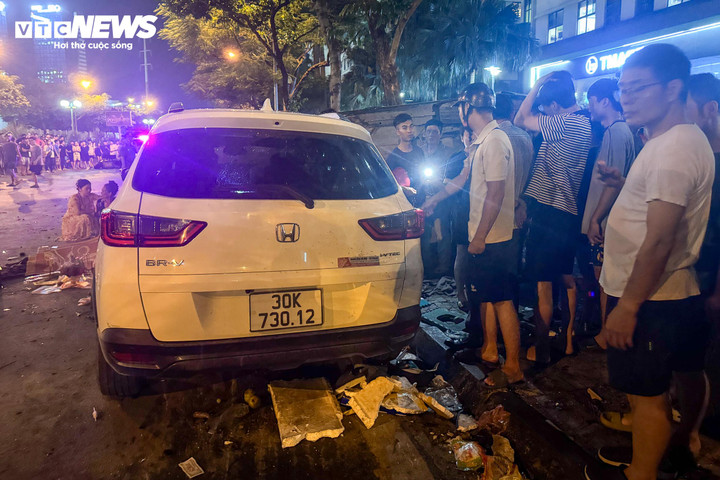 Hiện cơ quan công an đang tiếp tục điều tra, làm rõ danh tính tài xế, kiểm tra nồng độ cồn và ma túy, đồng thời thống kê thiệt hại và hỗ trợ các nạn nhân bị thương.