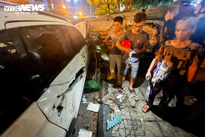 Ghi nhận của PV Báo Điện tử VTC News tại hiện trường, nhiều xe máy bị hất tung, nằm la liệt trên mặt đường. Một chiếc ô tô con bị hất văng, lật nghiêng trên vỉa hè, mảnh vỡ xe máy vương vãi khắp nơi.