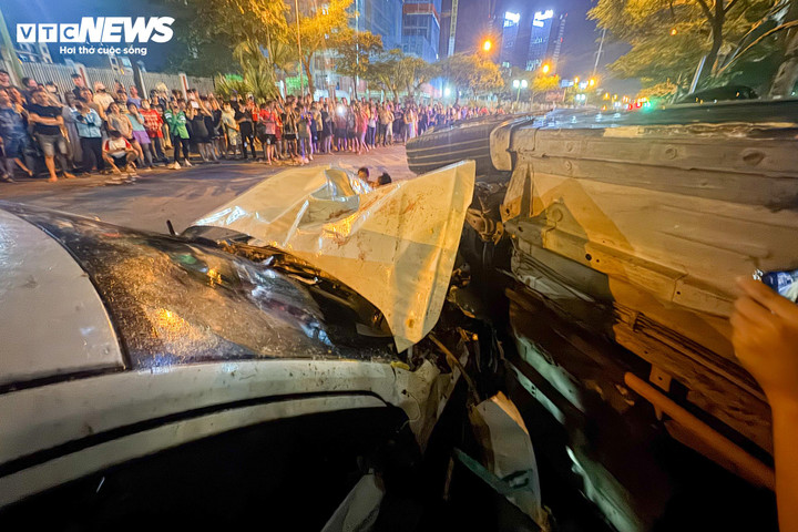 Hai chiếc ô tô bị hư hỏng nặng sau vụ tai nạn.