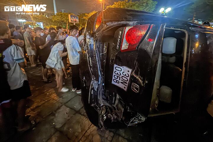 Xe ô tô lật nghiêng sau vụ tai nạn. (Ảnh: Viên Minh)
