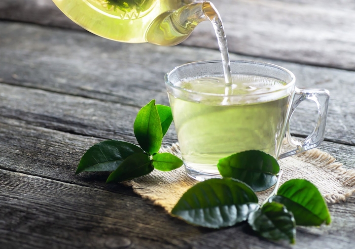 Trà xanh được biết đến như thức uống thanh mát, bổ dưỡng với vô vàn lợi ích cho sức khỏe. (Ảnh minh hoạ)
