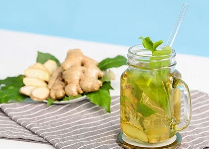 Kết hợp trà xanh với vài lát gừng mỗi ngày giúp làm sạch phổi, giảm đau lưng... (Ảnh minh hoạ)