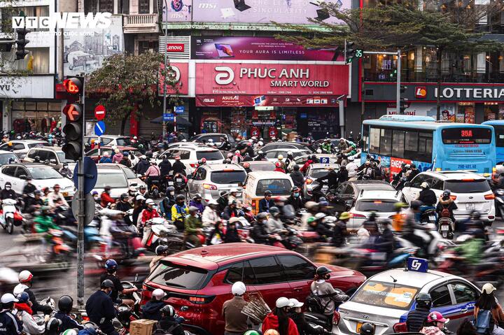 Hà Nội cần chính sách hỗ trợ người có thu nhập dưới mức bình quân thay vì hộ cận nghèo, hộ nghèo. (Ảnh minh họa)