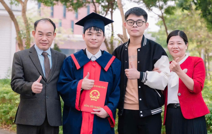 Nguyễn Quang Minh lớp 12T2, trường THPT chuyên Bắc Ninh cùng gia đình.