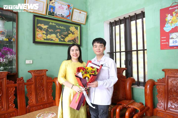Cô giáo chủ nhiệm Nguyễn Thùy Linh đến nhà chúc mừng thủ khoa Nguyễn Quang Minh.