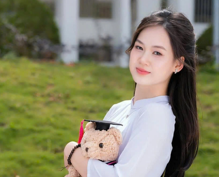 응우옌 레 히엔 마이(Nguyen Le Hien Mai)는 푸토(Phu Tho) 훙 브엉 영재 고등학교(Hung Vuong High School for the Gifted) 12학년 화학 전공생으로, 총점 30/30점으로 A00 블록 전국 졸업생 8명 중 한 명입니다. 현재 히엔 마이는 A00 점수를 특정 전공에 지원하기로 결정하지 않았습니다. 푸토에 있는 이 여학생은 자신의 관심사와 미래 지향에 가장 적합한 전공을 선택하기 위해 조사하고 신중하게 고려하고 있습니다.