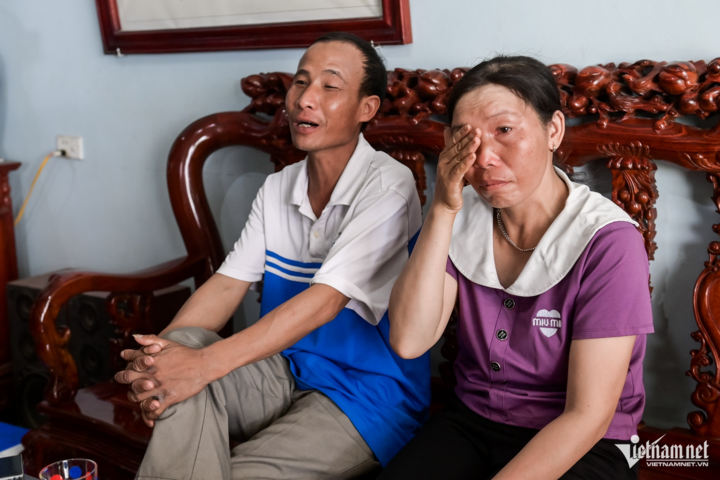 Chị Bùi Thị Lừu - mẹ Đam xúc động khi biết con trai mình là thủ khoa toàn quốc kỳ thi tốt nghiệp THPT năm 2025.