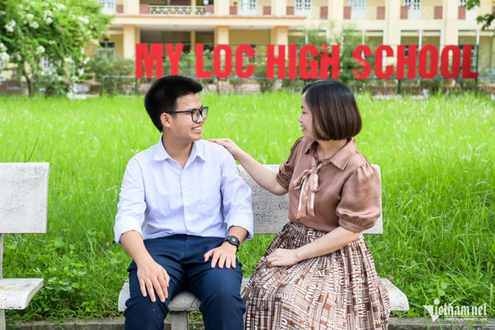 Cô giáo Trần Thị Hồng Dơn chia sẻ niềm vui với cậu học trò xuất sắc.