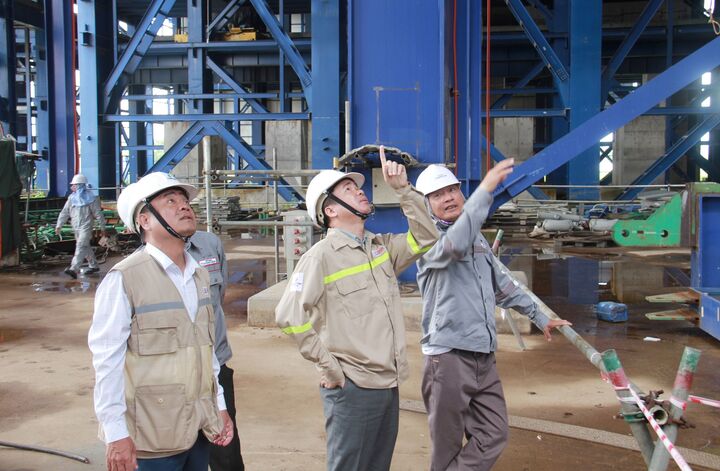 Ông Hà Đình Niên kiểm tra công trường, chỉ đạo công tác thi công lắp đặt thiết bị lò hơi