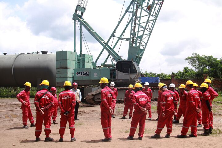 Nhà thầu PTSC họp an toàn trước giờ thi công.