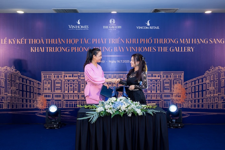 Đại diện Vinhomes và Vincom Retail bắt tay, kích hoạt dòng chảy thương mại xa xỉ giữa lòng Thủ đô