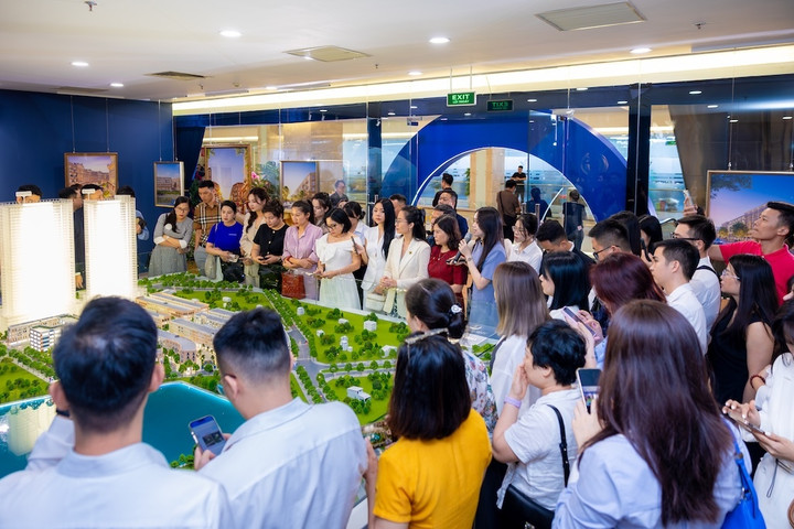 Không gian văn phòng bán hàng dự án Vinhomes The Gallery thu hút đông đảo người quan tâm