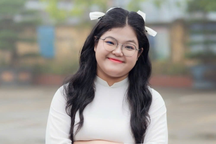 닌빈 킴손아 고등학교 학생인 응우옌 타이 안은 수학, 물리, 화학 세 과목 모두 10점 만점을 받아 A00 블록 전국 수석 졸업생이 되었습니다. 이 성적을 바탕으로 하노이 약학대학교에 지원할 계획입니다.