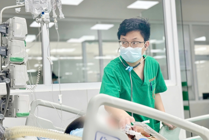 Bác sĩ thăm khám cho bệnh nhân. (Ảnh: BVCC)