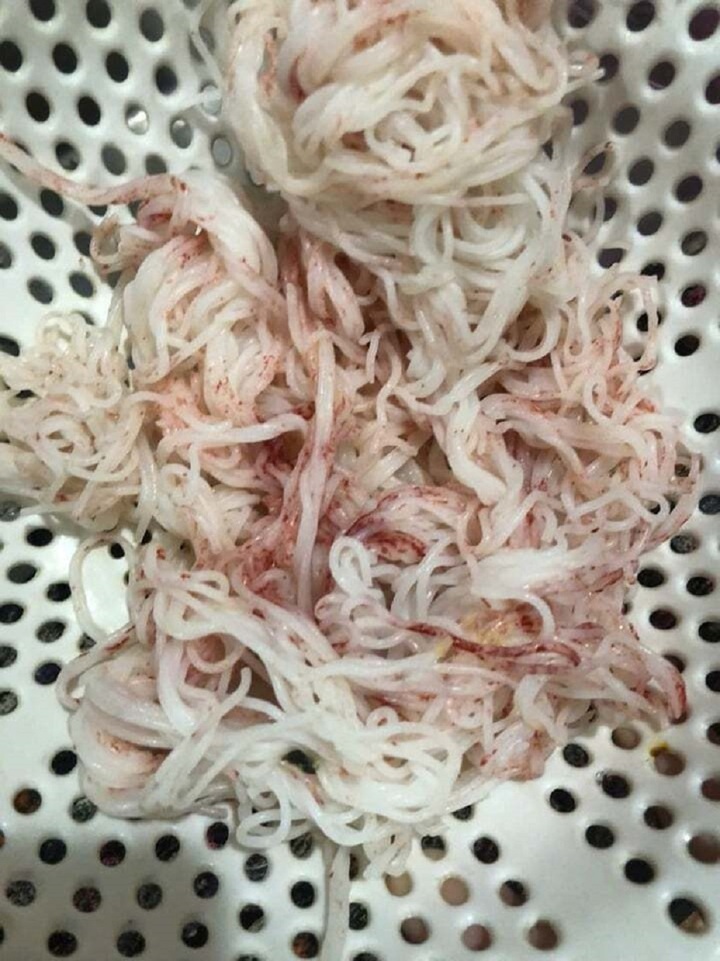 Bún chuyển sang màu đỏ sau vài giờ mua ở chợ. (Ảnh: Đ.N)