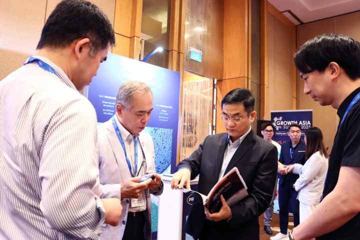 Ông Nguyễn Quang Trí - Giám đốc điều hành Marketing Vinamilk (ngoài cùng bên phải) chia sẻ về đột phá 6 HMO với các khách mời tại Diễn đàn Phát triển Châu Á 2025 (Ảnh: Hồng Nhân).