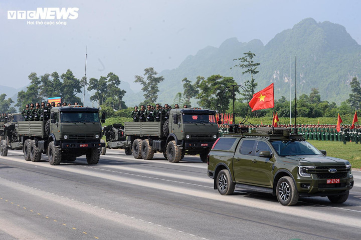 Hơn 15.600 cán bộ, chiến sĩ cùng hàng trăm xe tăng, pháo binh, tên lửa... đồng loạt xuất quân, tổng hợp luyện chuẩn bị cho đại lễ Quốc khánh 2/9. (Ảnh: Viên Minh)