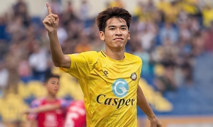 Tiền vệ Lê Văn Thuận