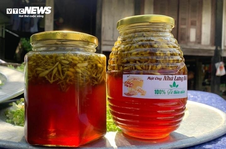 Uống mật ong và hoa đu đủ đực có thể mang đến những thay đổi tích cực cho sức khỏe. (Ảnh: Như Loan)