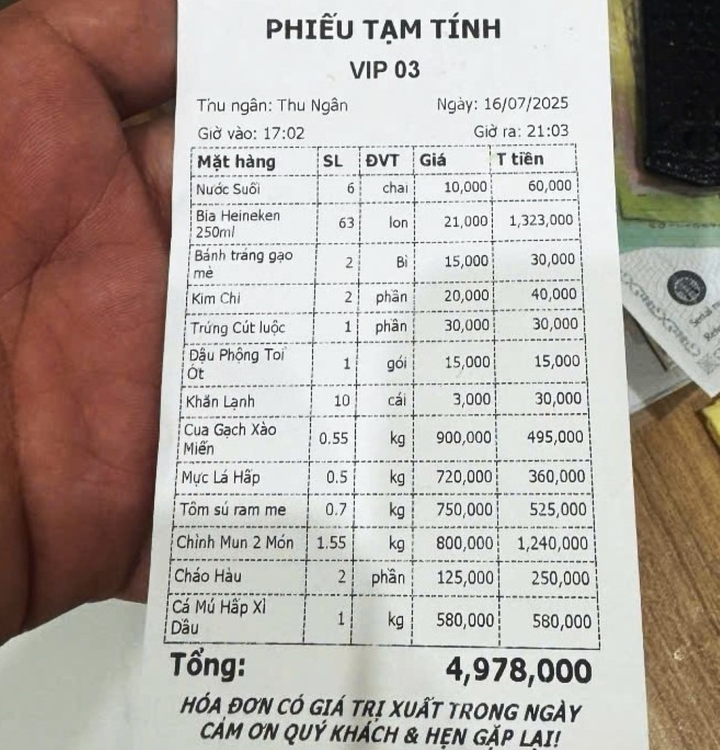 Hóa đơn thực khách ăn tại nhà hàng H.L.2 đêm 16/7 đã trừ đi món củ quả kho quẹt.