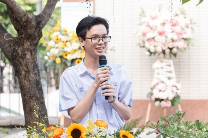 호치민시 응우옌쿠옌 중·고등학교 학생인 쩐득타이(Tran Duc Tai) 군은 30점 만점을 받아 전국 B00블록(수학, 화학, 생물)에서 유일한 수석 졸업생이 되었습니다. 의사가 되는 꿈을 가진 이 남학생은 호치민시 의약대학교 의학부에 입학 지원을 계획하고 있습니다.