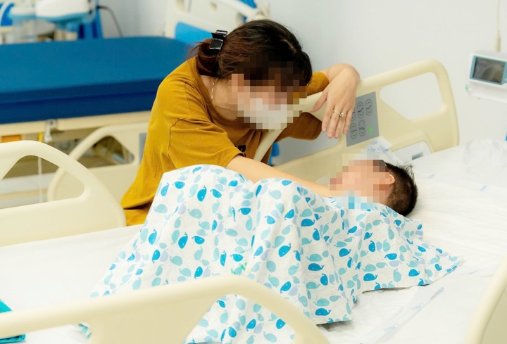 Bệnh nhi đang được theo dõi tích cực tại khoa Hồi sức tích cực.
