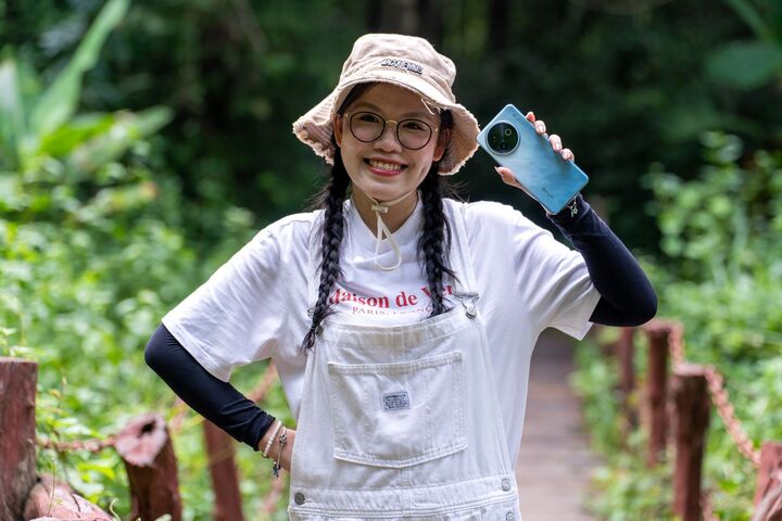 Máy sở hữu mặt lưng có thiết kế thời thượng, chuyển sắc màu theo ánh nắng.