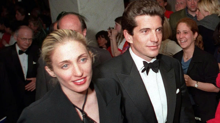 John F. Kennedy Jr. và vợ Carolyn Kennedy vài tháng trước khi họ qua đời trong vụ tai nạn máy bay.