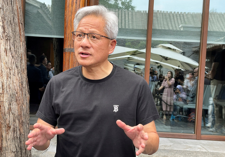 CEO Nvidia Jensen Huang trong chuyến công tác Bắc Kinh (Ảnh: Reuters)
