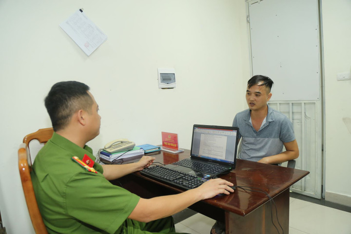 Nguyễn Văn Cương làm việc tại cơ quan Công an. (Ảnh: Công an Bắc Ninh).