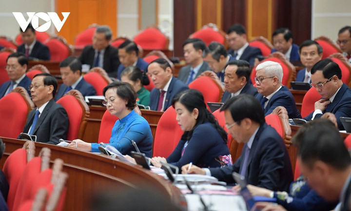 Liên quan đến nhóm nội dung tạo cơ sở chính trị cho việc tiếp tục cải cách, đối mới trong thời gian tới, Trung ương cũng sẽ xem xét, cho ý kiến về một số nội dung cần sửa đổi, bổ sung tại các Nghị quyết Trung ương trong lĩnh vực đất đai; xây dựng nhà nước pháp quyền xã hội chủ nghĩa; giáo dục và đào tạo... (Trong ảnh: Các đại biểu dự Hội nghị lần thứ 12 Ban Chấp hành Trung ương Đảng khóa XIII).