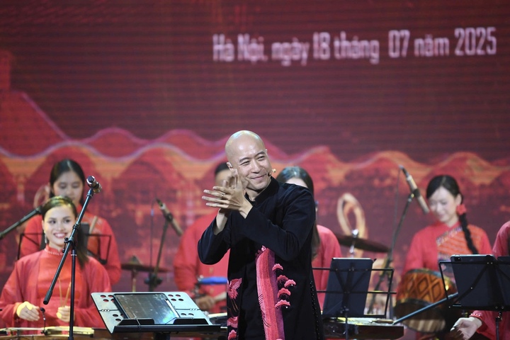 Conductor Dong Quang Vinh and the New Vitality Orchestra.